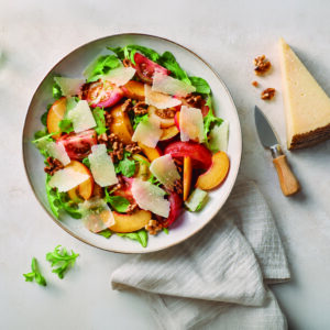 Ensalada de verano con queso español, tomate, fruta y nueces